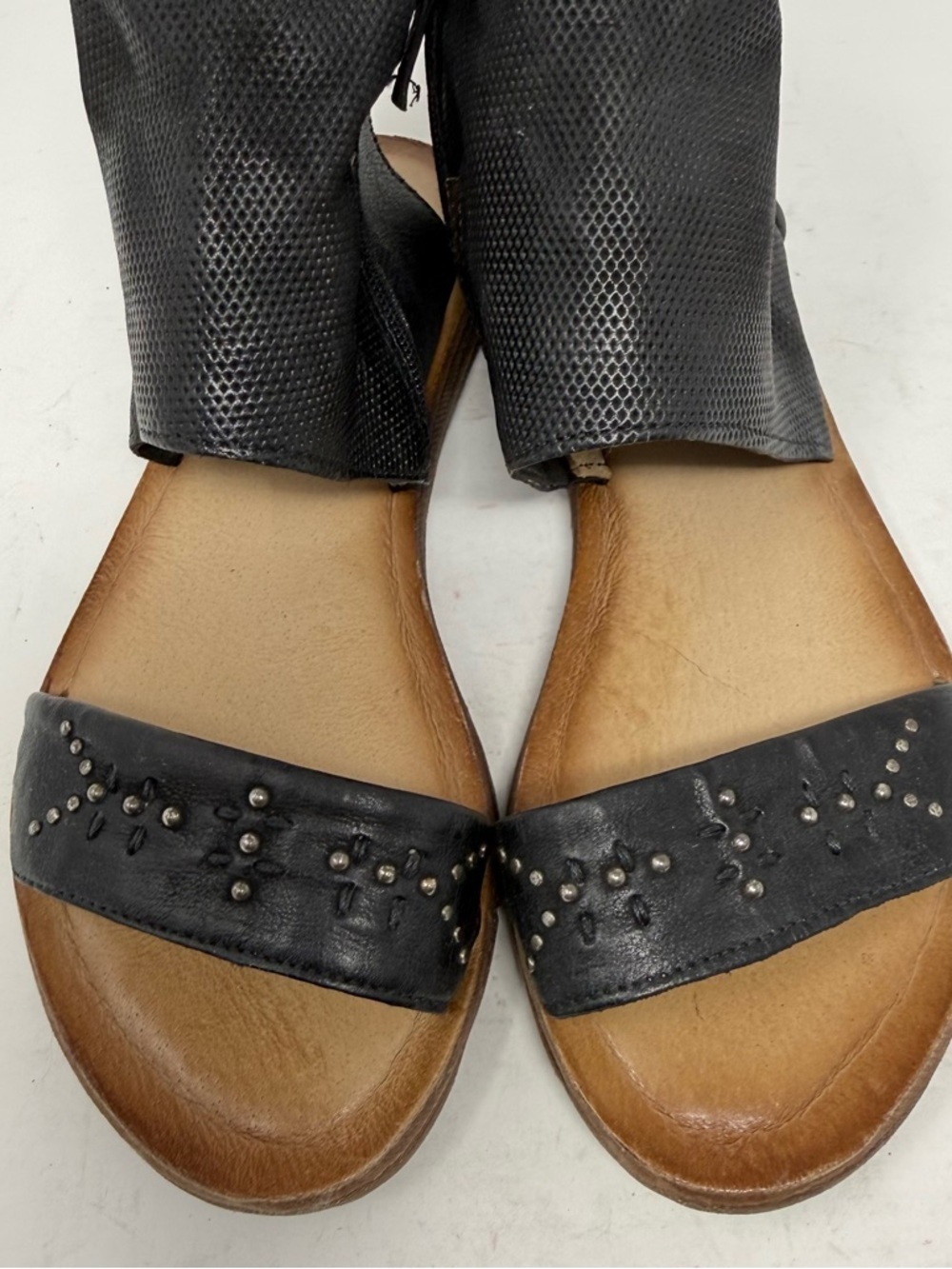Miz Mooz Black Leather Strapped Sandals Flats Vacay Beach Summer Women’s US 7.5 - Picture 2 of 11